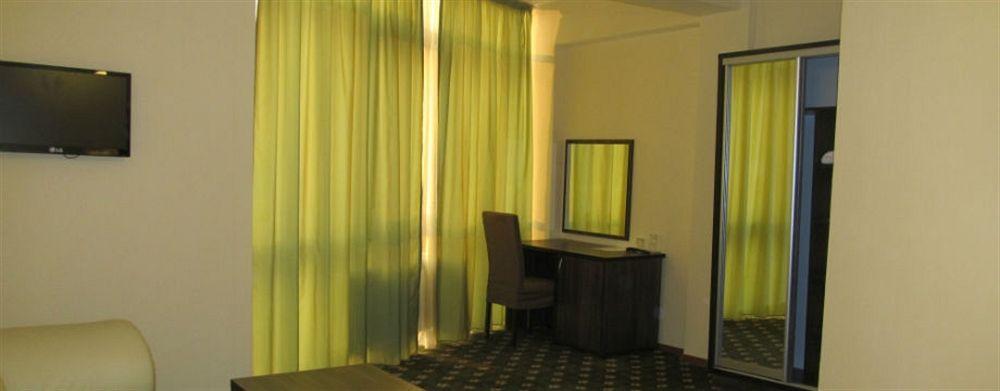 Golden Palace Hotel Almaty Bagian luar foto