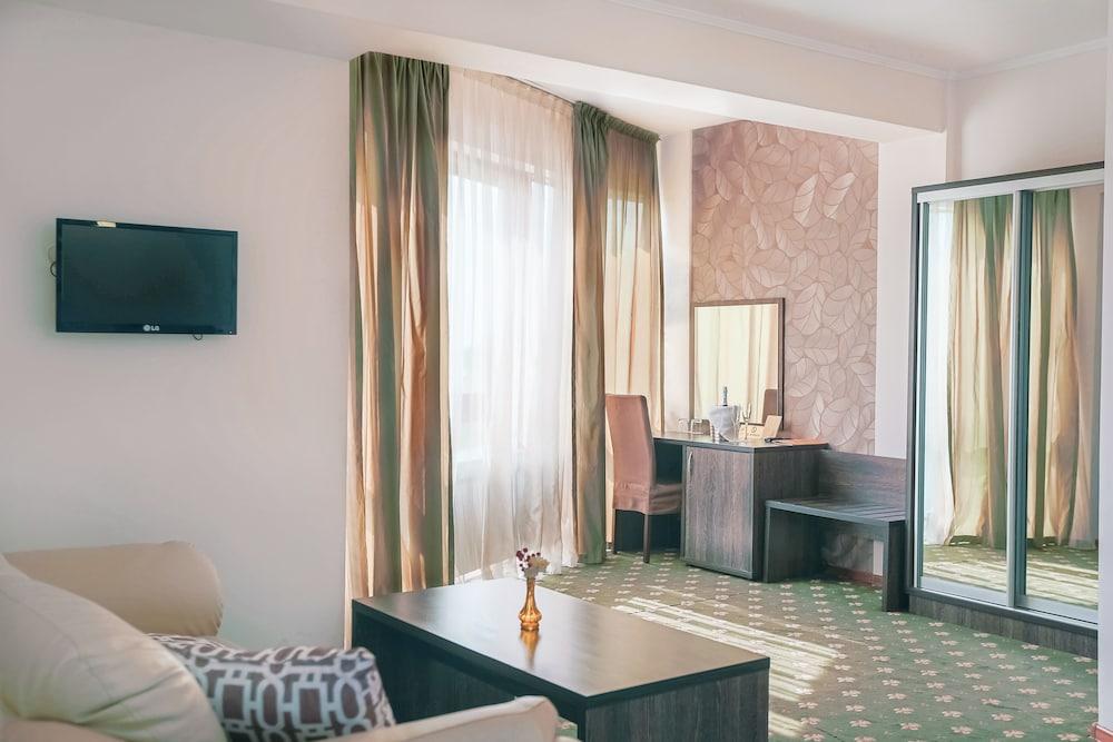 Golden Palace Hotel Almaty Bagian luar foto