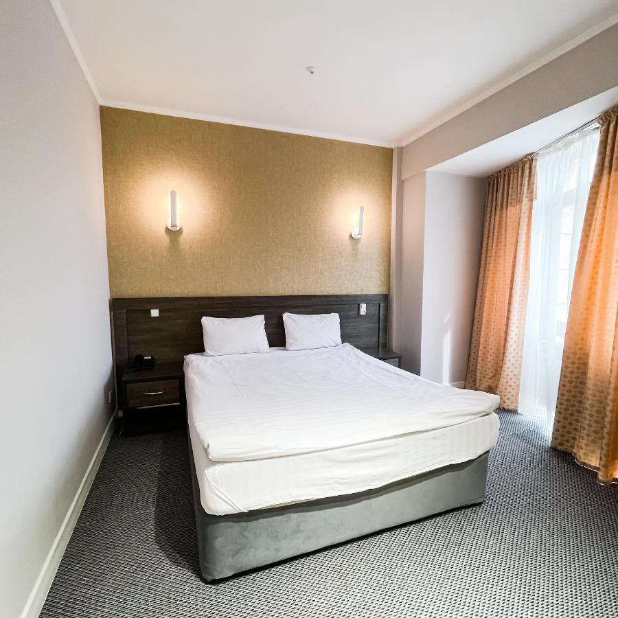 Golden Palace Hotel Almaty Bagian luar foto