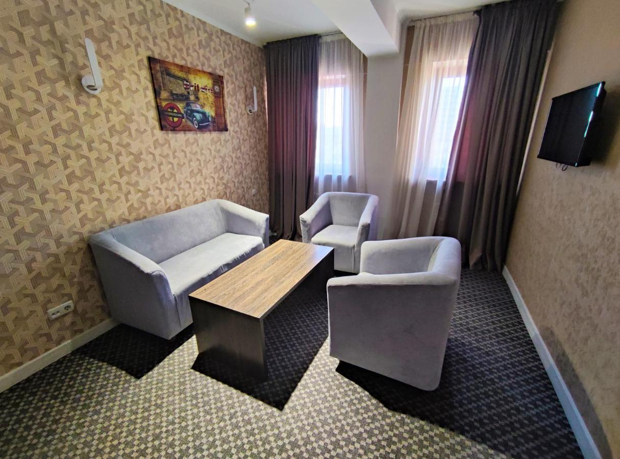Golden Palace Hotel Almaty Bagian luar foto