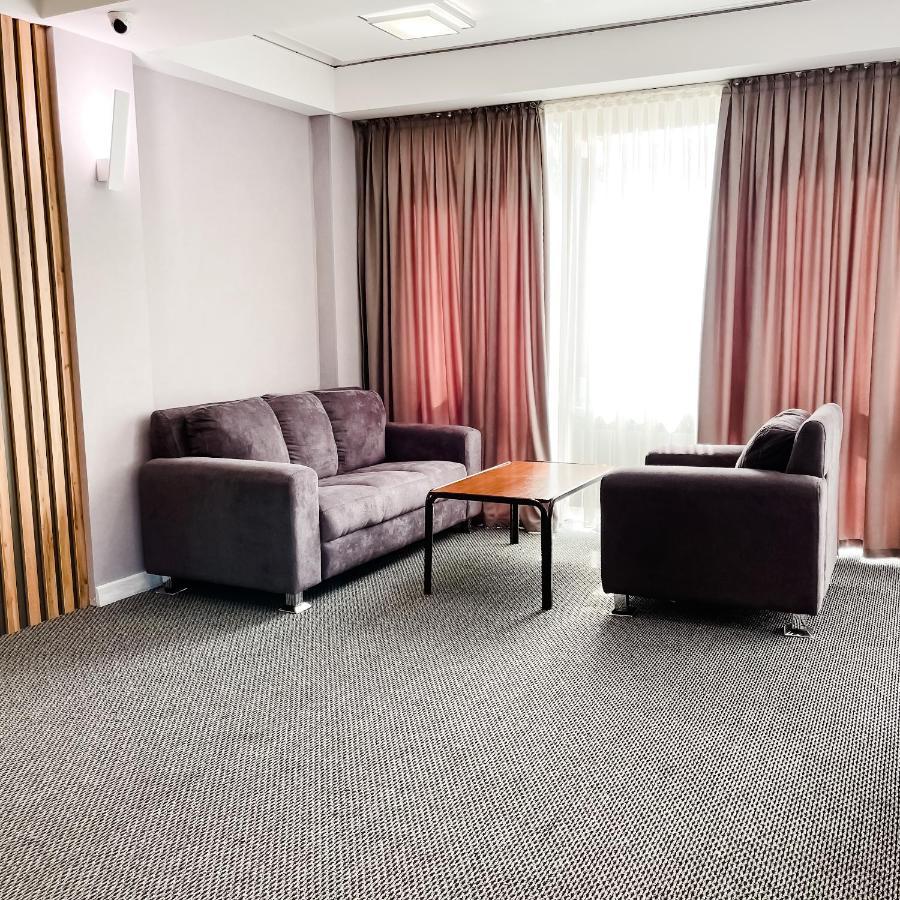 Golden Palace Hotel Almaty Bagian luar foto