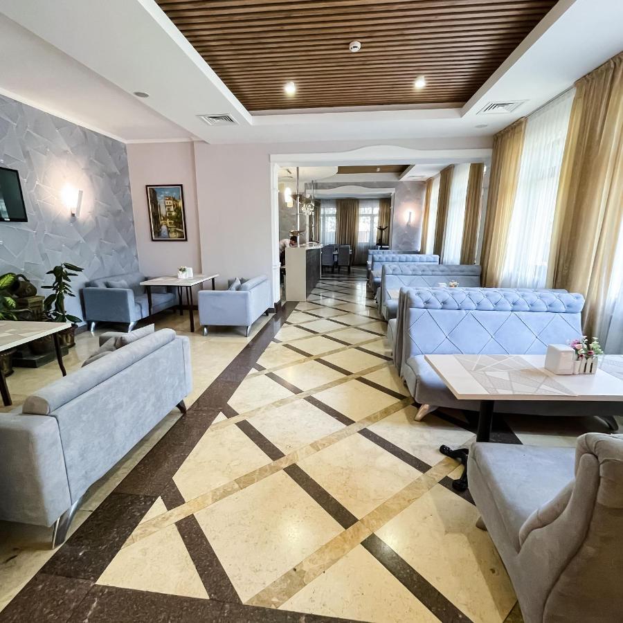 Golden Palace Hotel Almaty Bagian luar foto