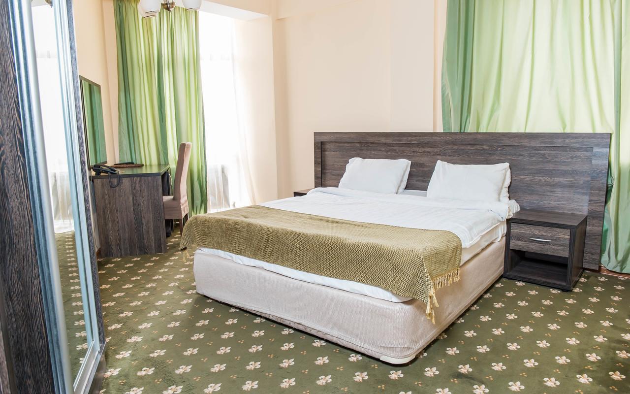 Golden Palace Hotel Almaty Bagian luar foto