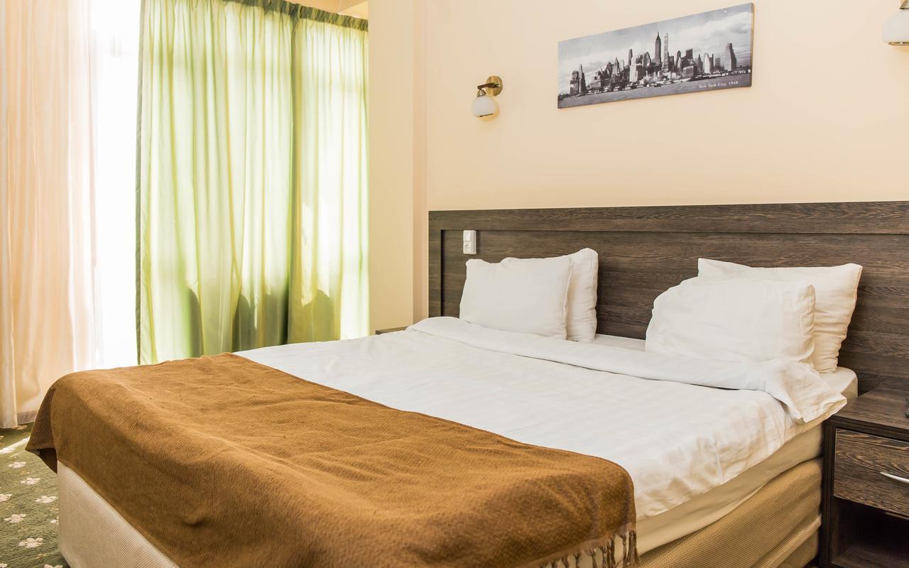 Golden Palace Hotel Almaty Bagian luar foto