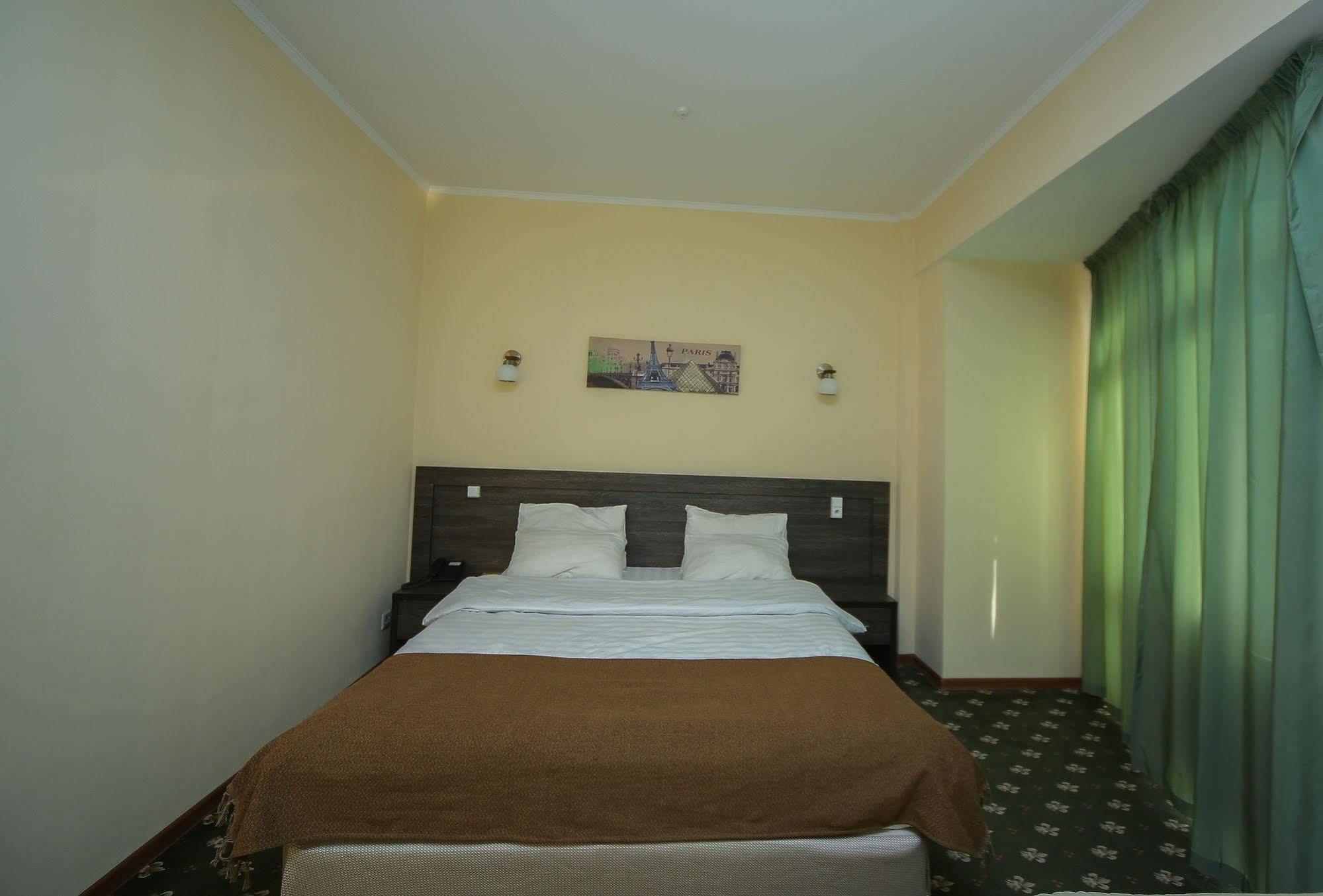 Golden Palace Hotel Almaty Bagian luar foto