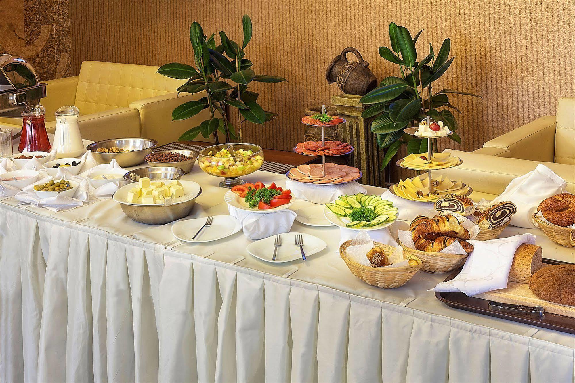 Golden Palace Hotel Almaty Bagian luar foto