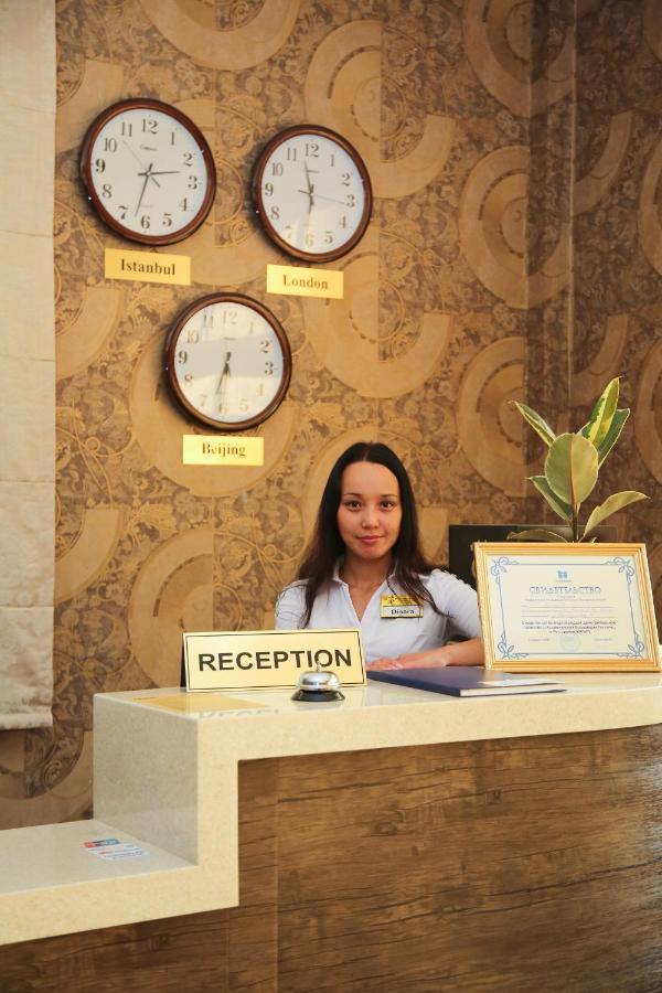 Golden Palace Hotel Almaty Bagian luar foto