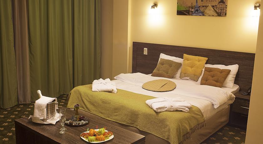 Golden Palace Hotel Almaty Bagian luar foto
