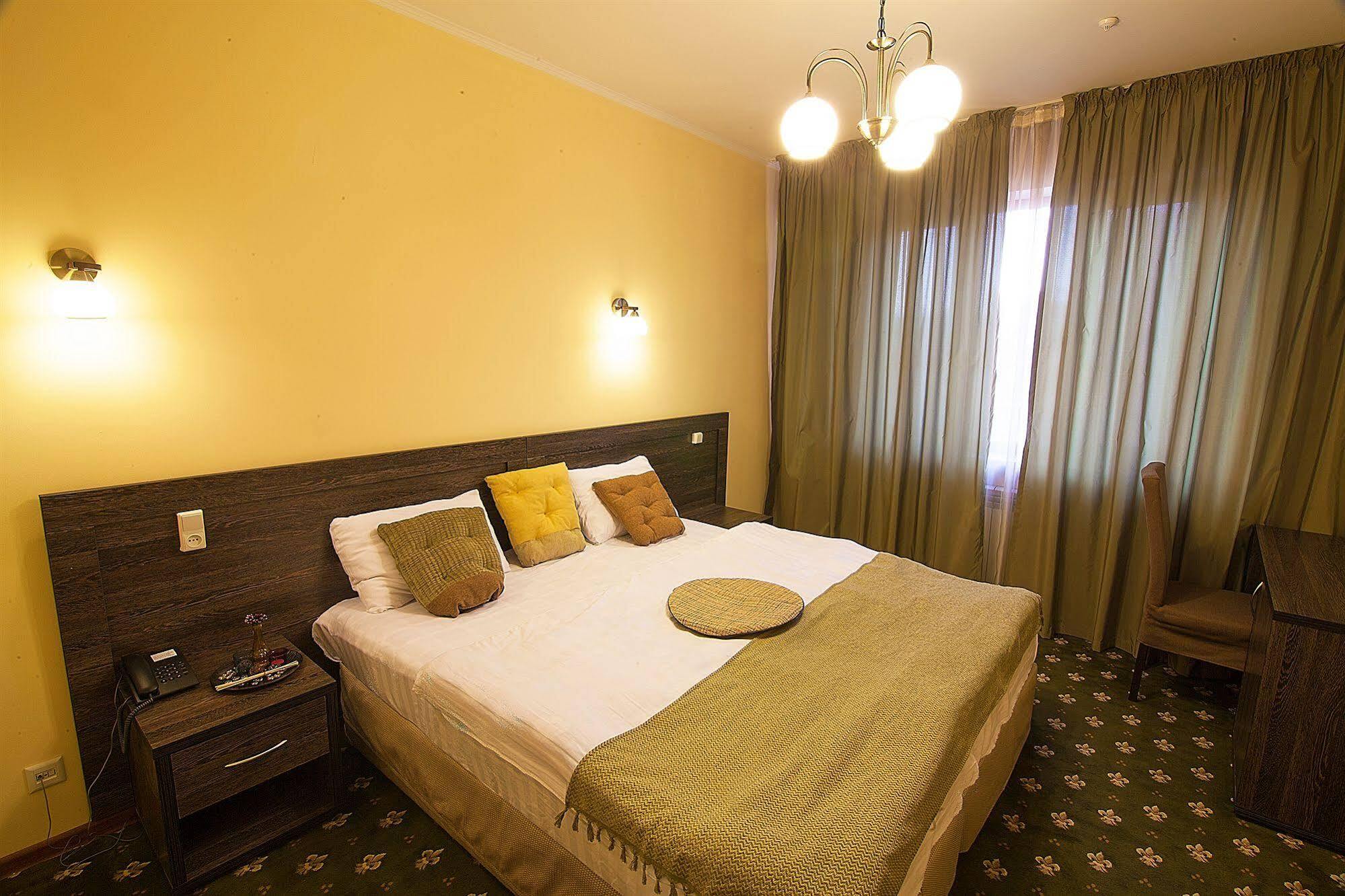 Golden Palace Hotel Almaty Bagian luar foto