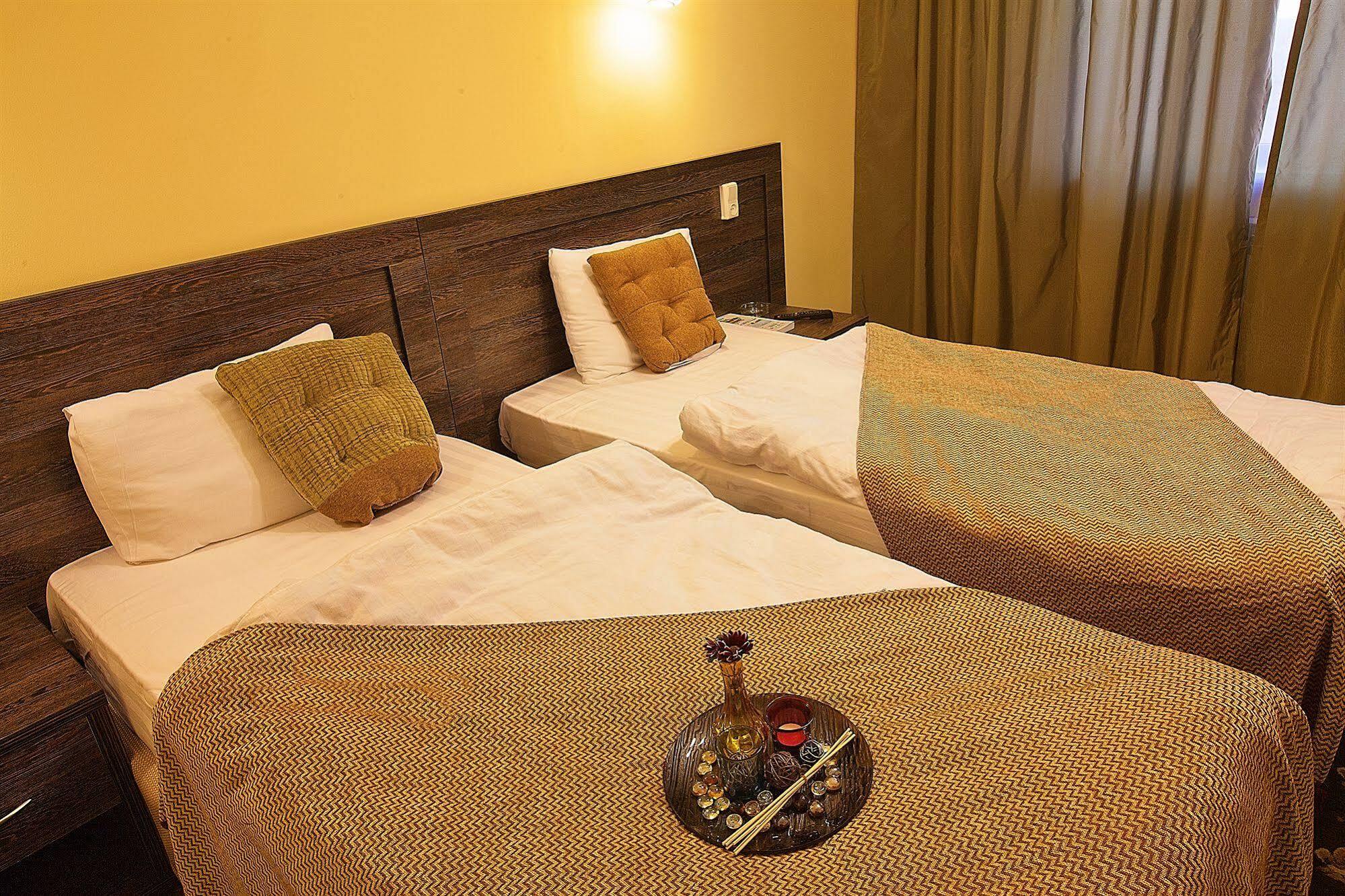 Golden Palace Hotel Almaty Bagian luar foto